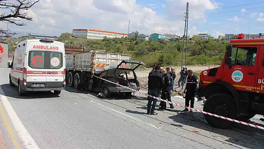 Kamyonun altına giren otomobildeki anne öldü, oğlu ağır yaralandı
