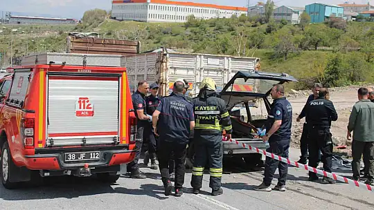 Kamyonun altına giren otomobildeki anne öldü, oğlu ağır yaralandı