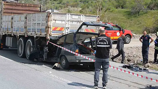 Kamyonun altına giren otomobildeki anne öldü, oğlu ağır yaralandı