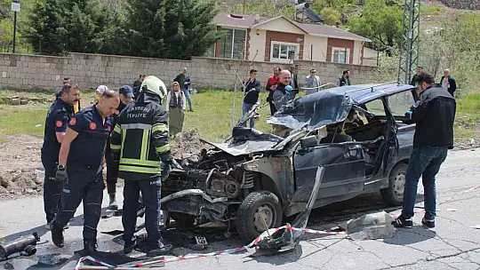 Kamyonun altına giren otomobildeki anne öldü, oğlu ağır yaralandı