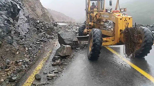 Kapuzbaşı Yolu'ndaki heyelana Büyükşehir'den hızlı müdahale