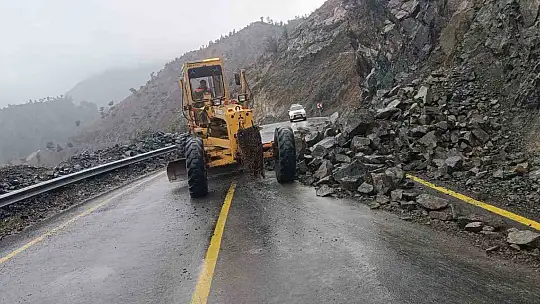 Kapuzbaşı Yolu'ndaki heyelana Büyükşehir'den hızlı müdahale
