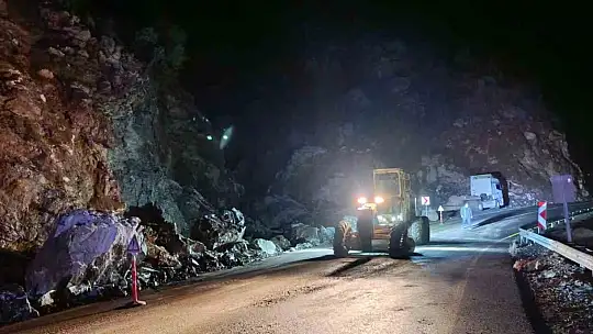 Kapuzbaşı Yolu'ndaki heyelana Büyükşehir'den hızlı müdahale