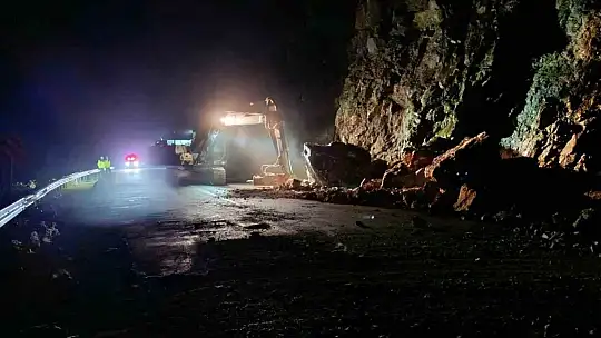 Kapuzbaşı Yolu'ndaki heyelana Büyükşehir'den hızlı müdahale