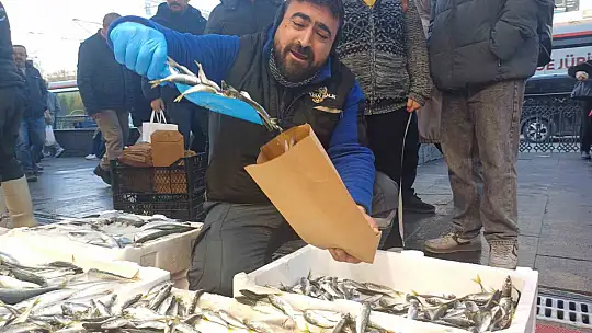 Kar yağdı, balık tezgâhları şenlendi