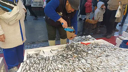 Kar yağdı, balık tezgâhları şenlendi