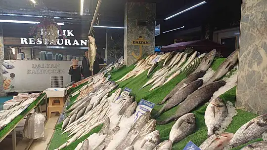 Kar yağdı, balık tezgâhları şenlendi