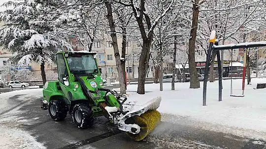 Kar yağdı, Talas'ta kış çalışmaları ekipleri yollara düştü