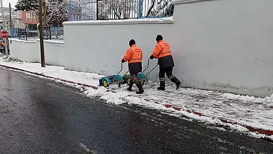Kar yağdı, Talas'ta kış çalışmaları ekipleri yollara düştü