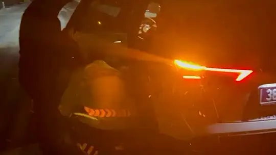 Kara saplanan otomobildeki 3 kişi kurtarıldı