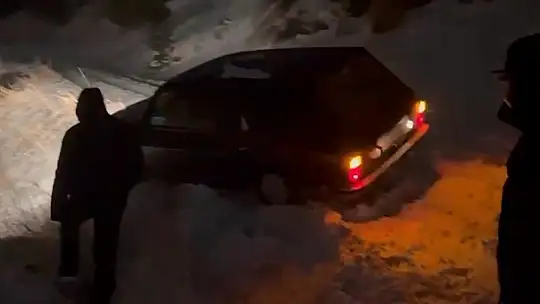 Kara saplanan otomobildeki 3 kişi kurtarıldı