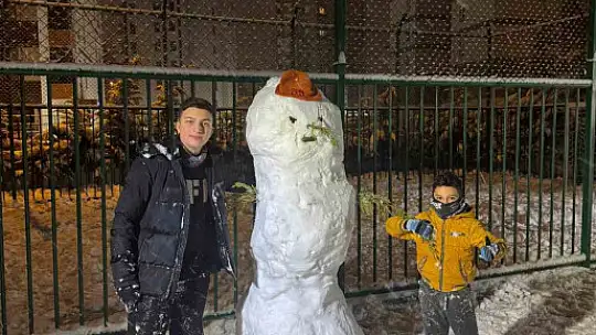 Kardan adamının yıkıldığını gördü, cenaze namazına durdu