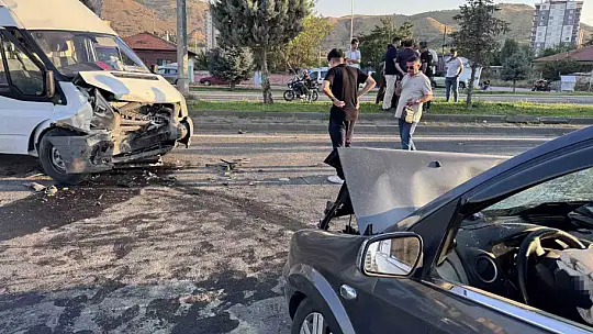 Karşı şeride geçen otomobil ticari araçla kafa kafaya çarpıştı: 1'i ağır 2 yaralı
