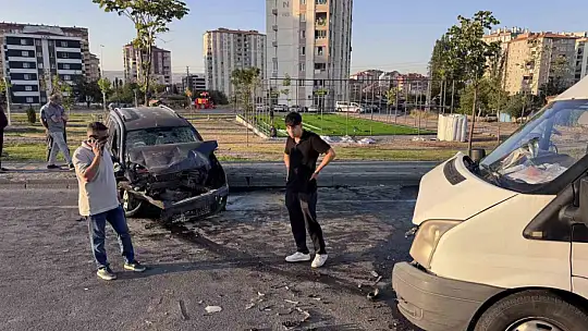 Karşı şeride geçen otomobil ticari araçla kafa kafaya çarpıştı: 1'i ağır 2 yaralı