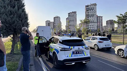 Karşı şeride geçen otomobil ticari araçla kafa kafaya çarpıştı: 1'i ağır 2 yaralı