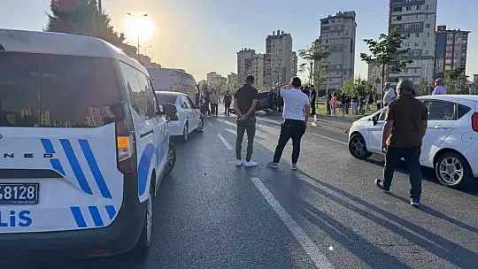 Karşı şeride geçen otomobil ticari araçla kafa kafaya çarpıştı: 1'i ağır 2 yaralı