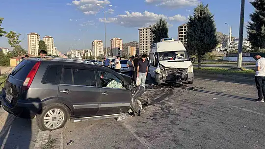 Karşı şeride geçen otomobil ticari araçla kafa kafaya çarpıştı: 1'i ağır 2 yaralı