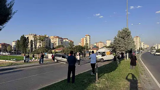 Karşı şeride geçen otomobil ticari araçla kafa kafaya çarpıştı: 1'i ağır 2 yaralı