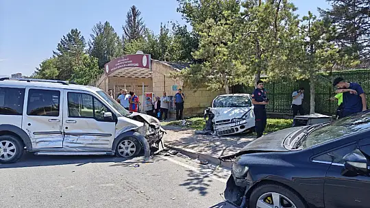 Karşı yola geçen otomobil 2 araca ve trafoya çarptı: 1 yaralı
