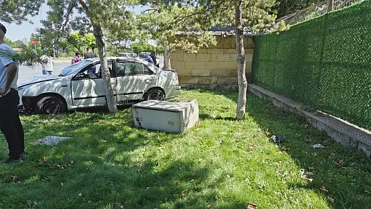 Karşı yola geçen otomobil 2 araca ve trafoya çarptı: 1 yaralı