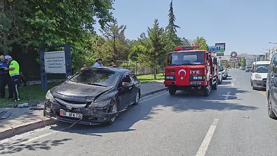 Karşı yola geçen otomobil 2 araca ve trafoya çarptı: 1 yaralı