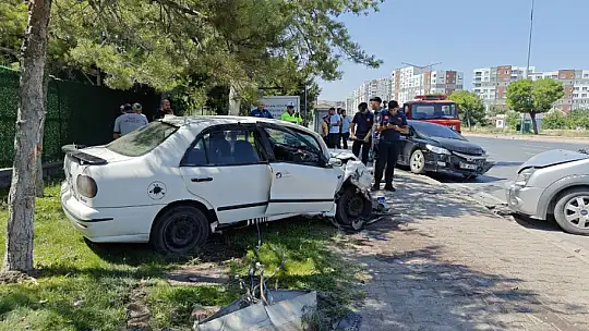 Karşı yola geçen otomobil 2 araca ve trafoya çarptı: 1 yaralı