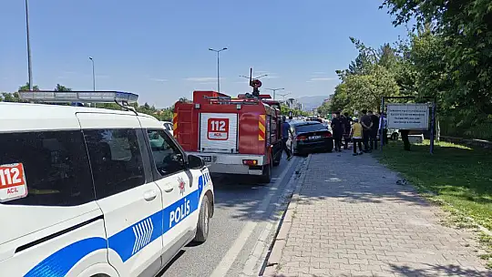 Karşı yola geçen otomobil 2 araca ve trafoya çarptı: 1 yaralı