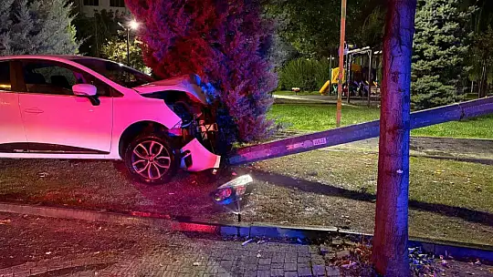 Karşı yola geçen otomobil elektrik direğine çarparak durabildi