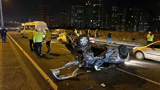 Karşı yola geçen otomobil taksi ile çarpıştı: 1'i ağır 3 yaralı
