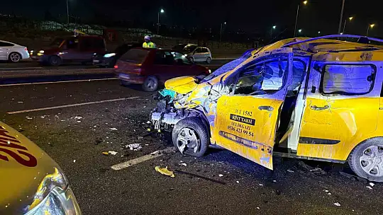 Karşı yola geçen otomobil taksi ile çarpıştı: 1'i ağır 3 yaralı