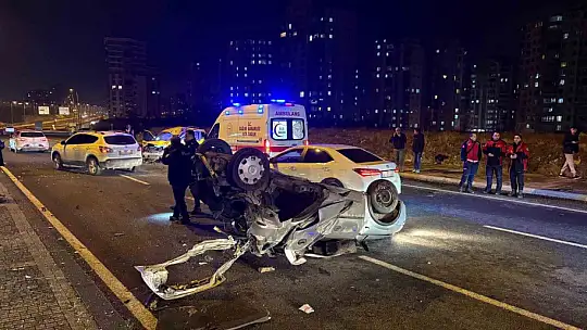 Karşı yola geçen otomobil taksi ile çarpıştı: 1'i ağır 3 yaralı