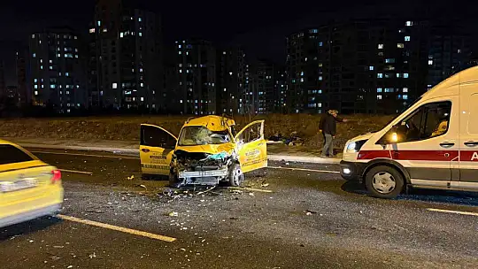 Karşı yola geçen otomobil taksi ile çarpıştı: 1'i ağır 3 yaralı