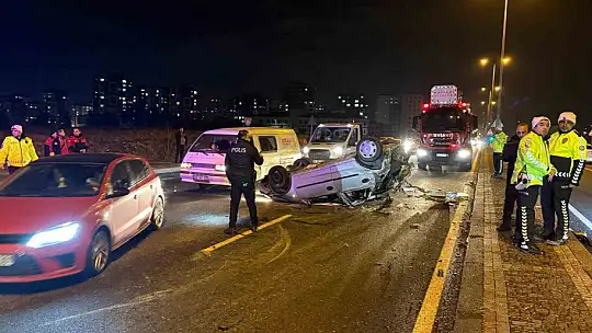 Karşı yola geçen otomobil taksi ile çarpıştı: 1'i ağır 3 yaralı
