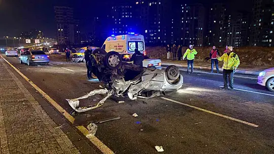 Karşı yola geçen otomobil taksi ile çarpıştı: 1'i ağır 3 yaralı