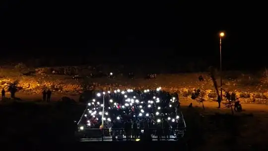 Kask ışığından ilham alan topluluktan 360 kişiyle ışık senfonisi