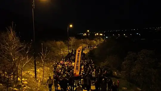 Kask ışığından ilham alan topluluktan 360 kişiyle ışık senfonisi