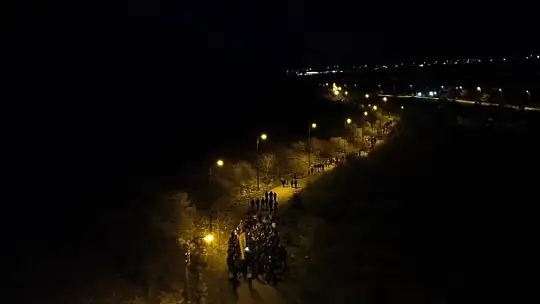 Kask ışığından ilham alan topluluktan 360 kişiyle ışık senfonisi