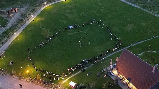 Kask ışığından ilham alan topluluktan 360 kişiyle ışık senfonisi