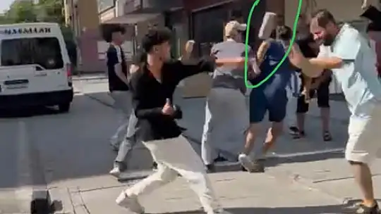 Kavga ettikleri şahsı taşla bayılttılar... Sokak ortasındaki kavga kamerada