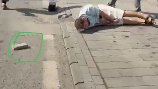 Kavga ettikleri şahsı taşla bayılttılar... Sokak ortasındaki kavga kamerada