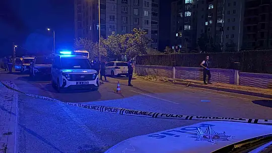 Kavgada kullanılan otomatik av tüfeğinden çıkan saçmalar otoparkta araçlarından inen çifti yaraladı: 2 yaralı