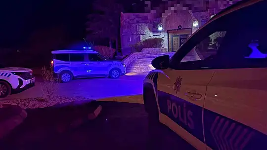 Kavgayı ayırmaya çalışan gece kulübü çalışan bıçaklandı