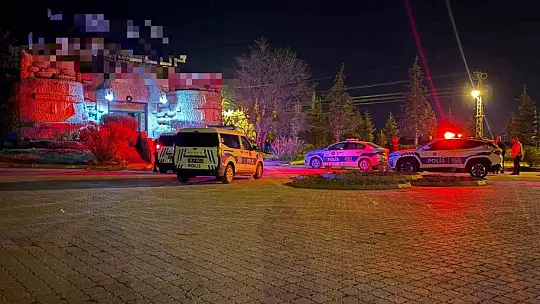 Kavgayı ayırmaya çalışan gece kulübü çalışan bıçaklandı