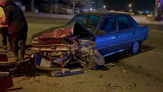 Kavşakta otomobile çarptı, karşı yola geçti: 2 yaralı