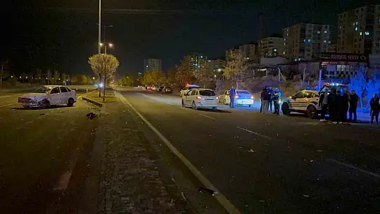 Kavşakta otomobile çarptı, karşı yola geçti: 2 yaralı