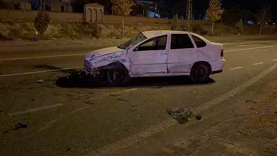 Kavşakta otomobile çarptı, karşı yola geçti: 2 yaralı