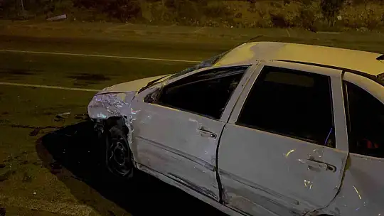 Kavşakta otomobile çarptı, karşı yola geçti: 2 yaralı