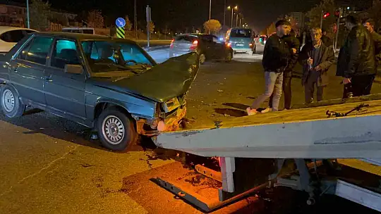Kavşakta otomobile çarptı, karşı yola geçti: 2 yaralı