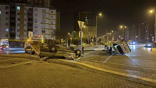 Kavşaktaki kazada otomobillerden biri yan yattı, diğeri takla attı: 2 yaralı