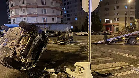 Kavşaktaki kazada otomobillerden biri yan yattı, diğeri takla attı: 2 yaralı